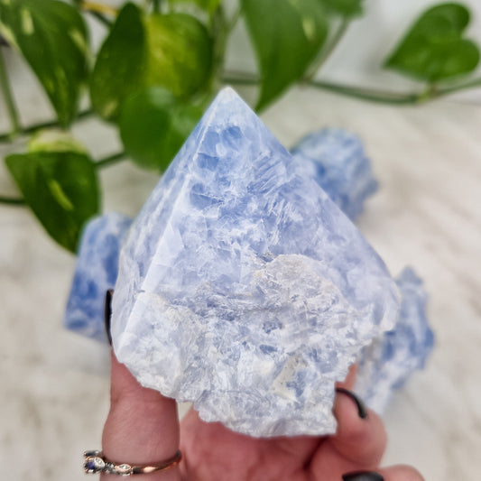 Blauer Calcit Anschliff